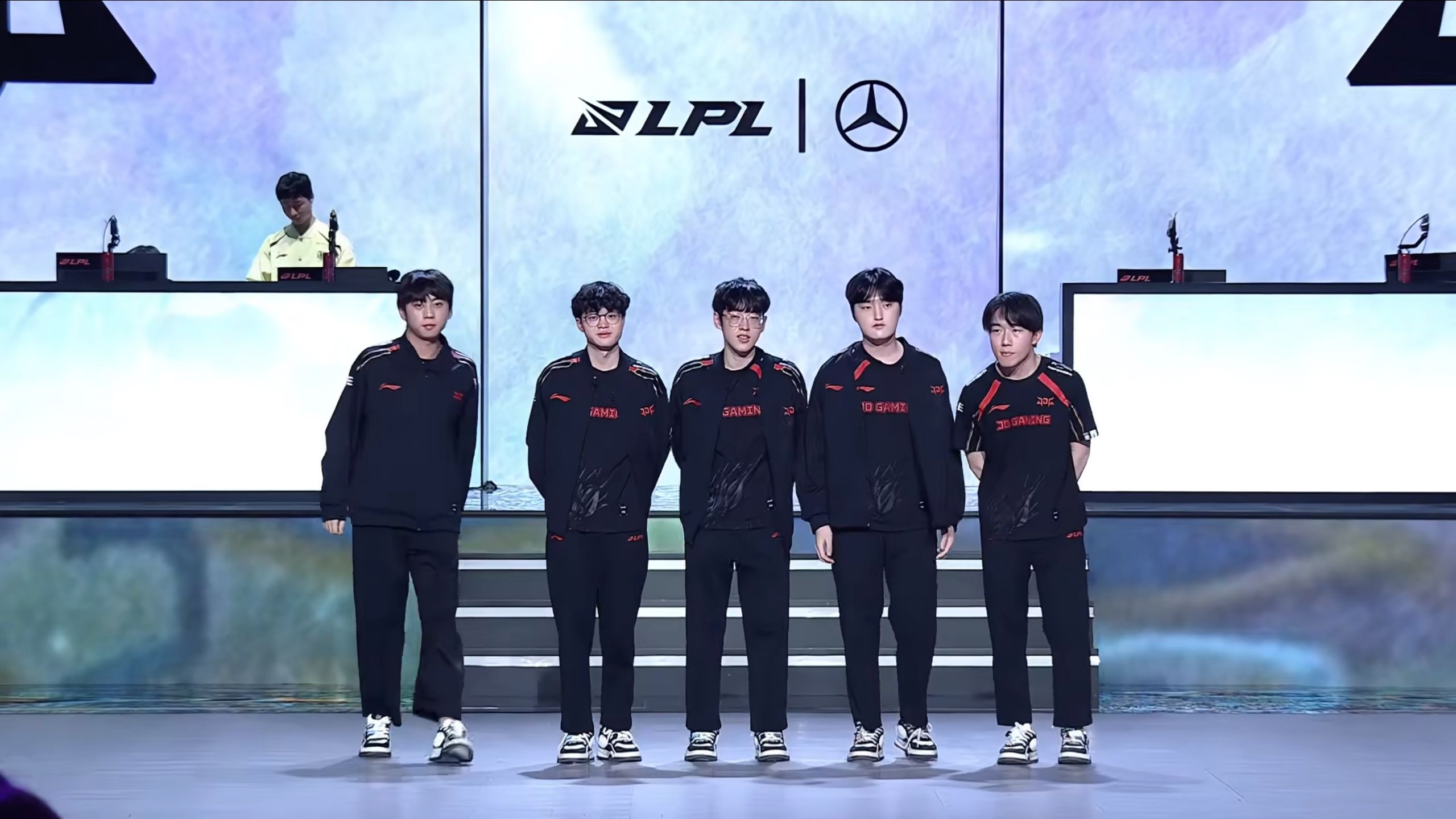 开云官方app入口-JDG横扫TSM,Vetheo一己之力扛起全队