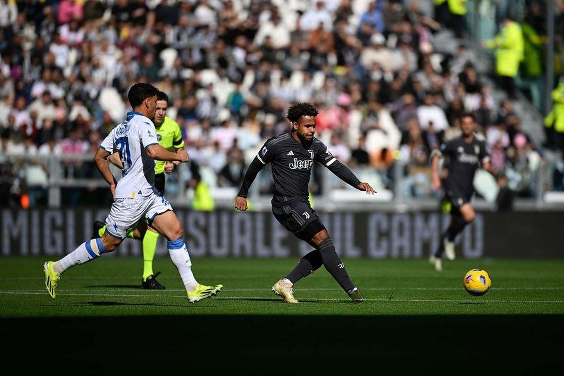 开云体育在线-尤文图斯后卫全力以赴止住对手攻势的简单介绍