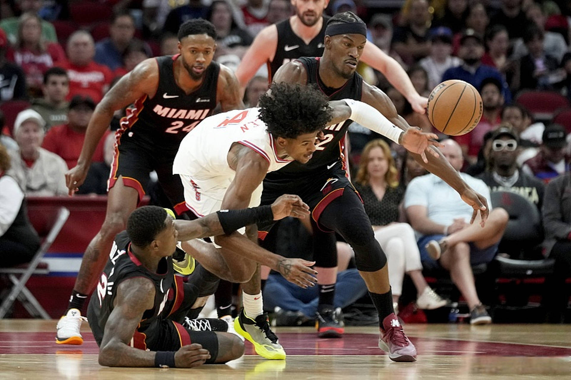 篮球精英的竞技场上战火蔓延 篮球精英的竞技场上战火蔓延